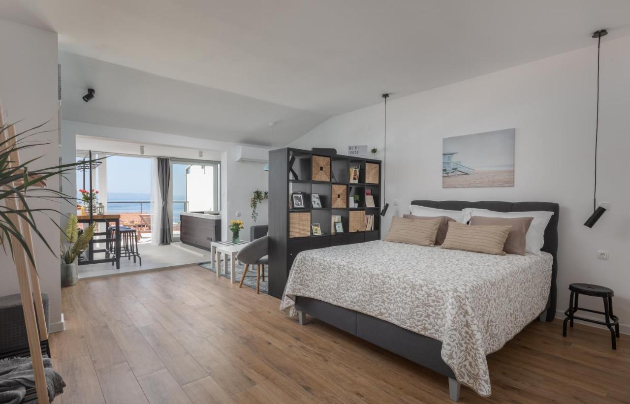 Left & Right With Jacuzzi, 4 Stars Apartmán *
