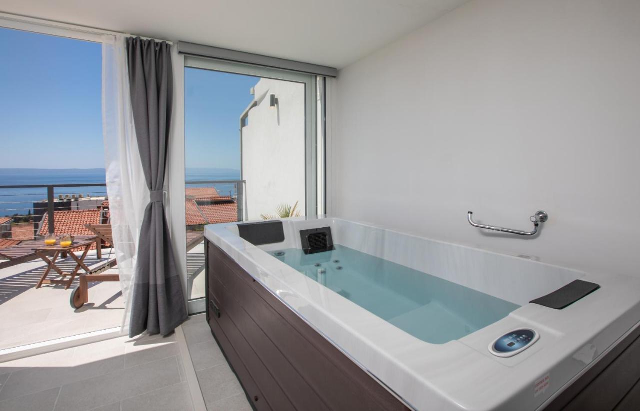 Left & Right With Jacuzzi, 4 Stars