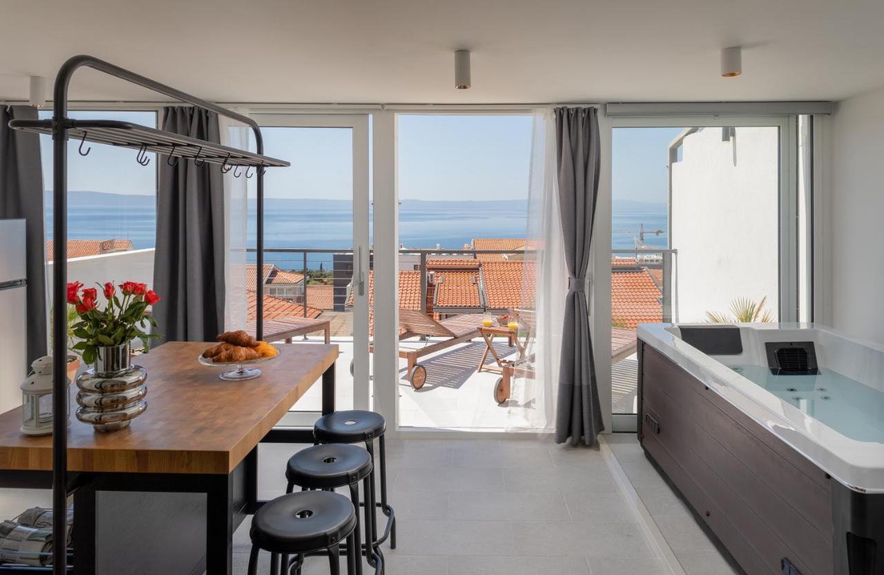 Left & Right With Jacuzzi, 4 Stars *